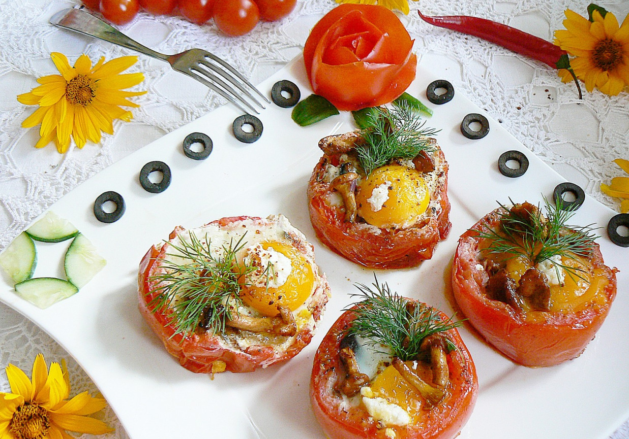 Grillowane jajka w pomidorach z kurkami foto