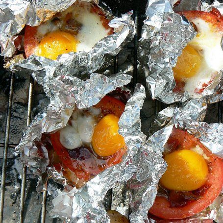 Krok 3 - Grillowane jajka w pomidorach z kurkami foto