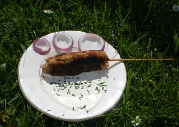Fotografia przedstawiająca Grillowane kebaczęta z sosem czosnkowym