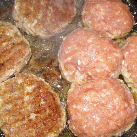 Krok 2 - Grillowane, mielone kotlety z indyka z cukinią i cebulą foto