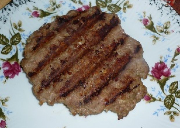 Fotografia przedstawiająca Grillowane mięso do hamburgerów