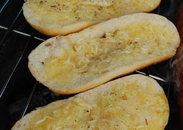 Fotografia przedstawiająca grillowane minibagietki z masłem i czosnkiem