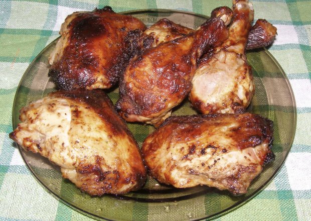 Fotografia przedstawiająca grillowane musztardowe porcje kurczaka...