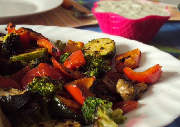 Fotografia przedstawiająca Grillowane na patelni grillowej warzywa z sosem tzatziki