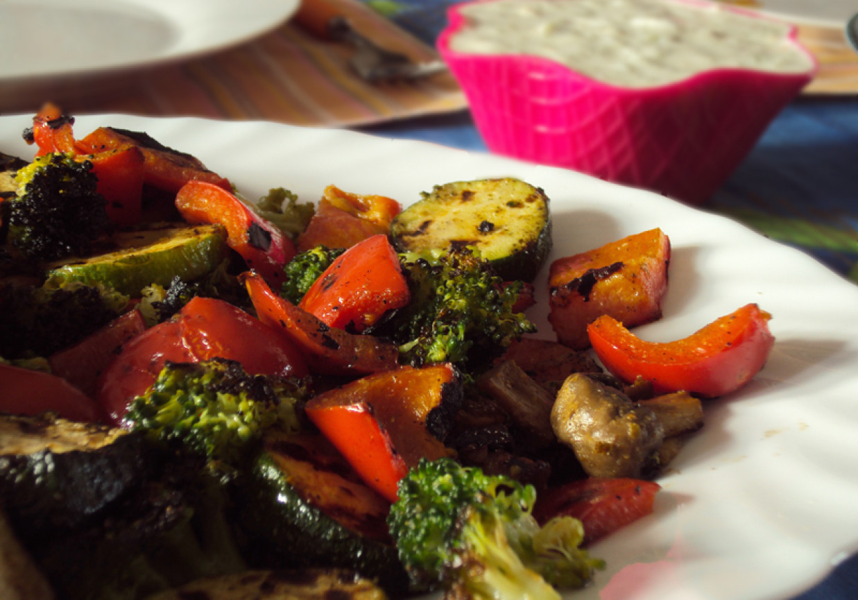 Grillowane na patelni grillowej warzywa z sosem tzatziki foto