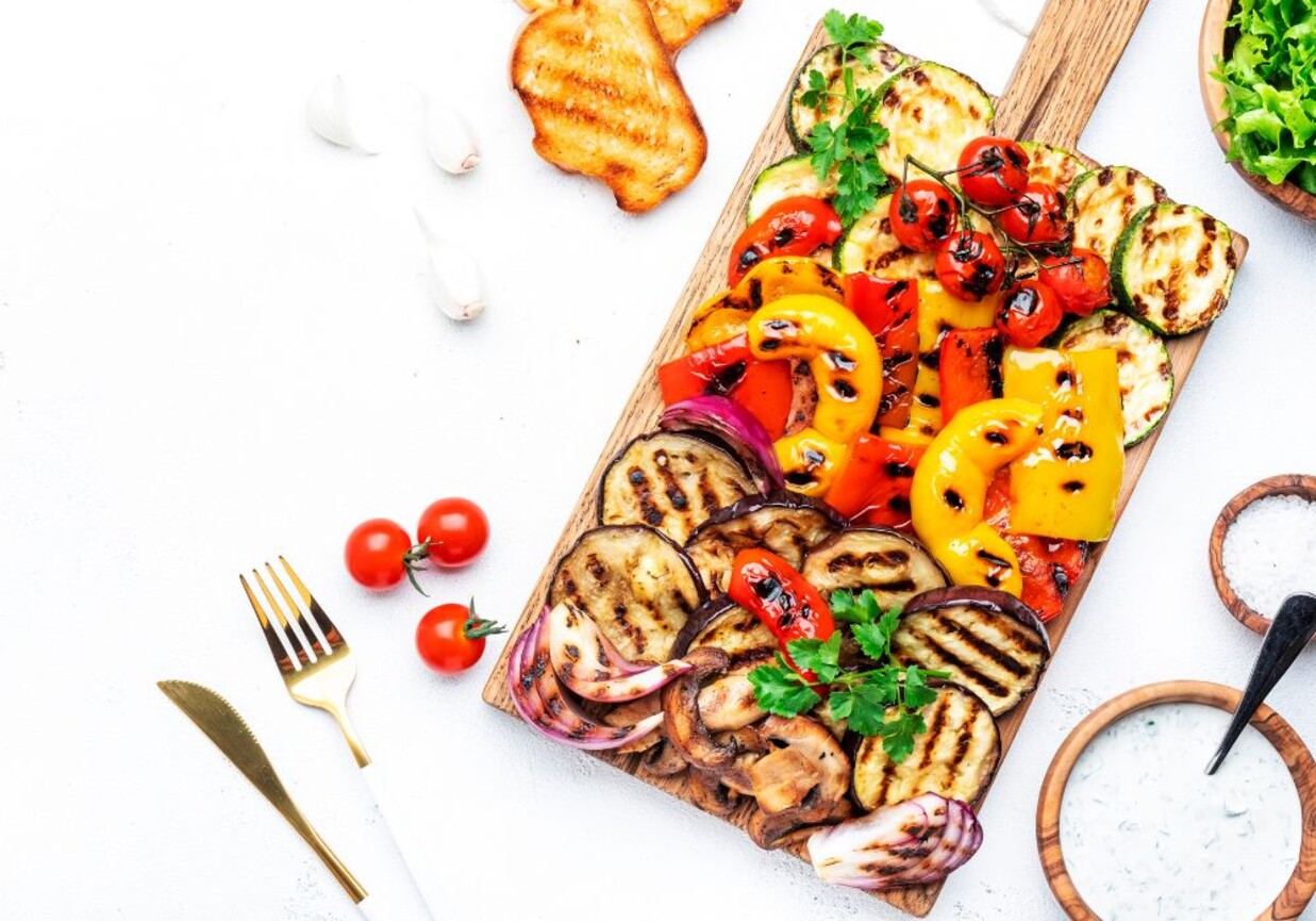 Grillowane na patelni grillowej warzywa z sosem tzatziki foto