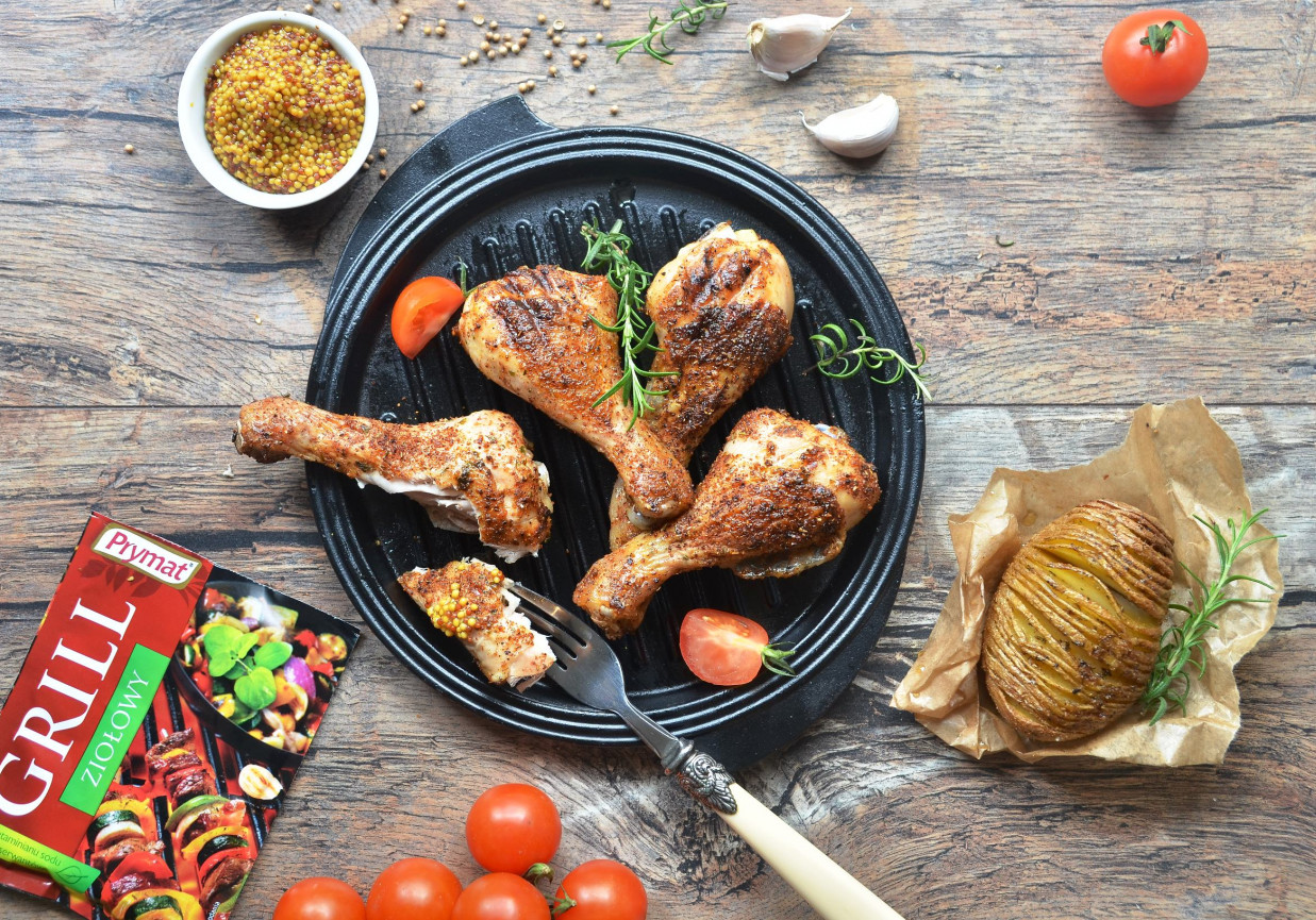 Grillowane nóżki z kurczaka z pieczonymi ziemniakami foto