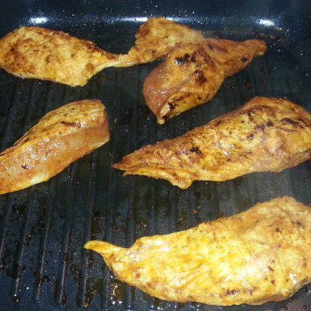 Krok 4 - Grillowane piersi z kurczaka z sosem czosnkowym foto