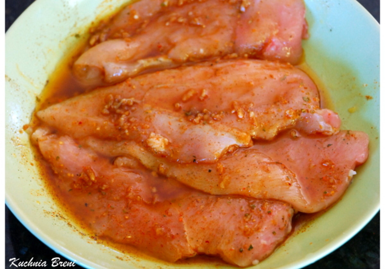 Grillowane pikantne kotlety z piersi kurczaka z salsą pomidorową foto