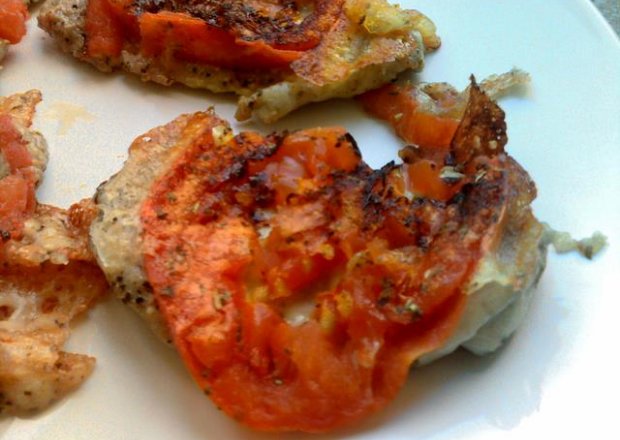 Fotografia przedstawiająca Grillowane polędwiczki z mozarellą i pomidorami