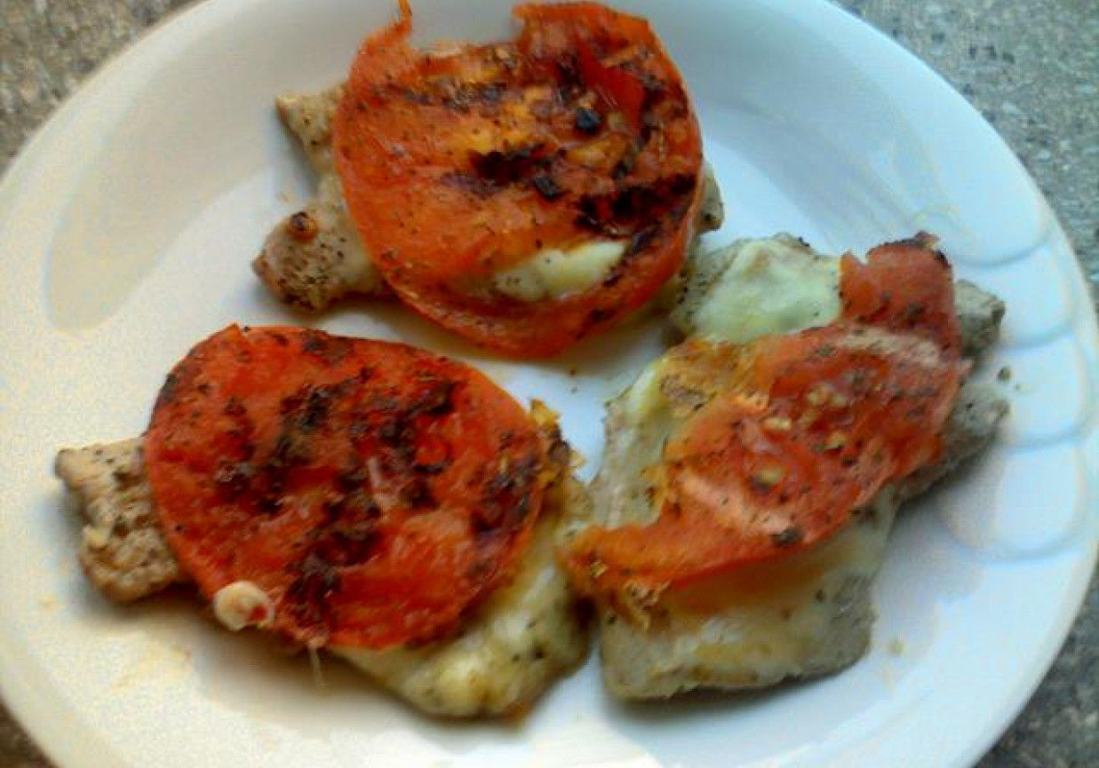 Grillowane polędwiczki z mozarellą i pomidorami foto