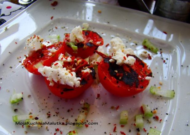 Fotografia przedstawiająca Grillowane pomidorki z kozim serem