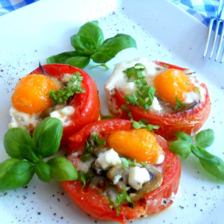 Krok 4 - Grillowane pomidory nadziewane jajkiem foto