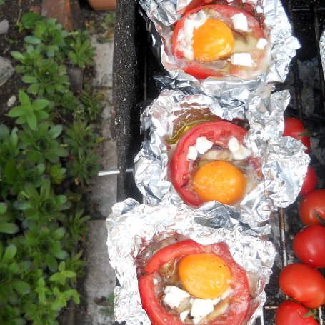 Krok 3 - Grillowane pomidory nadziewane jajkiem foto