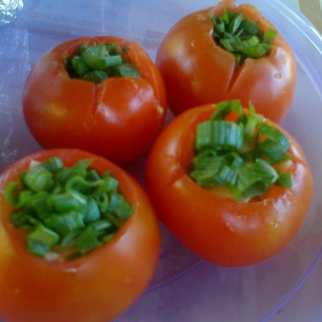 Krok 2 - Grillowane pomidory z ogórkiem i żółtym serem foto