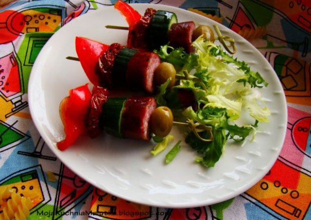 Fotografia przedstawiająca Grillowane szaszłyki z suszonymi pomidorami