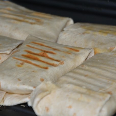 Krok 4 - Grillowane tortille z kurczakiem i jajkiem sadzonym foto