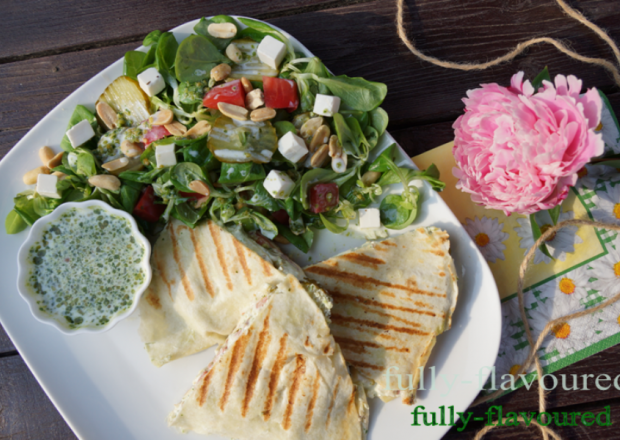 Fotografia przedstawiająca Grillowane tortille z twarogowo-ziołową pastą, fetą i warzywami z sałatką z maślankowym dressingiem