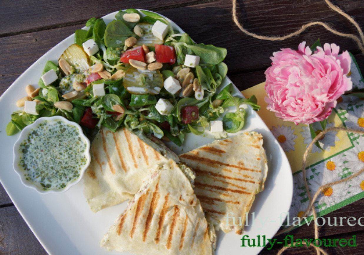 Grillowane tortille z twarogowo-ziołową pastą, fetą i warzywami z sałatką z maślankowym dressingiem  foto