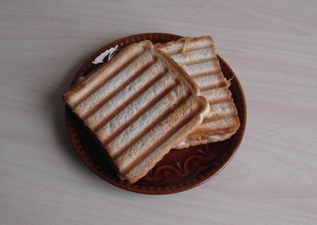 Fotografia przedstawiająca Grillowane tosty z dodatkiem kiszonego ogórka