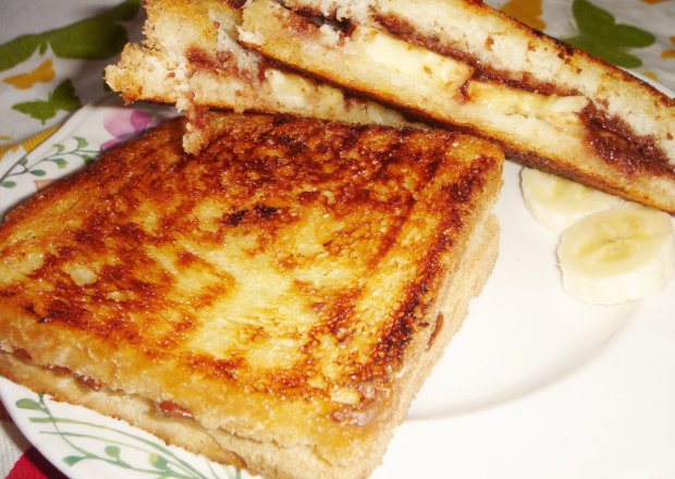 Fotografia przedstawiająca Grillowane tosty z nutellą i bananem