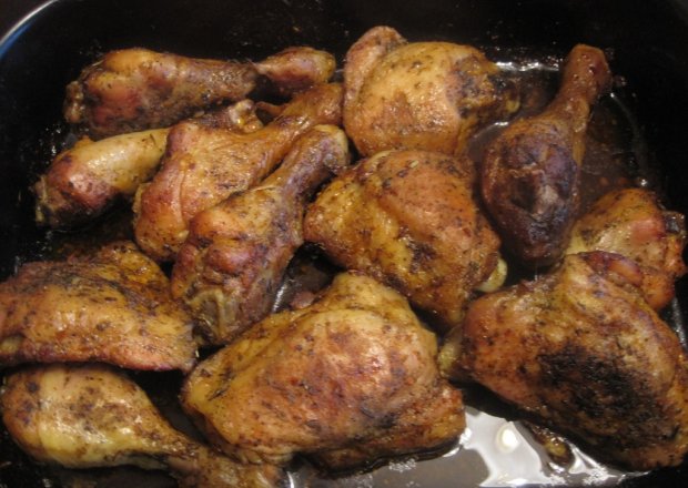 Fotografia przedstawiająca grillowane udka kurczaka w maryncie miodowej