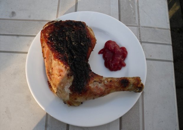 Fotografia przedstawiająca grillowane udka z kurczaka