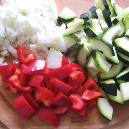 Krok 1 - Grillowane warzywa z kiełbasą w sosie pomidorowym foto