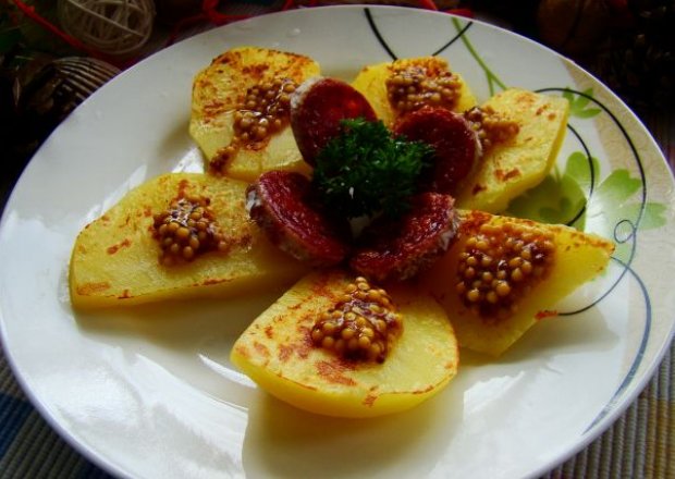 Fotografia przedstawiająca Grillowane ziemniaczki  z salami