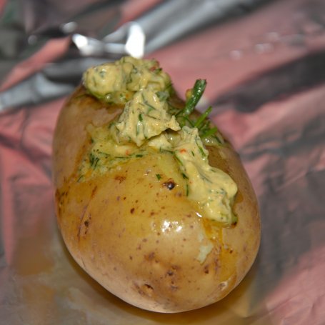 Krok 2 - Grillowane ziemniaki z masłem cebulowo-ziołowym foto