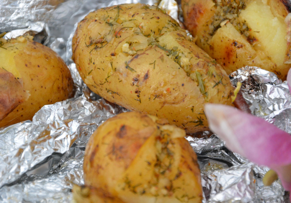 Grillowane ziemniaki z masłem cebulowo-ziołowym foto