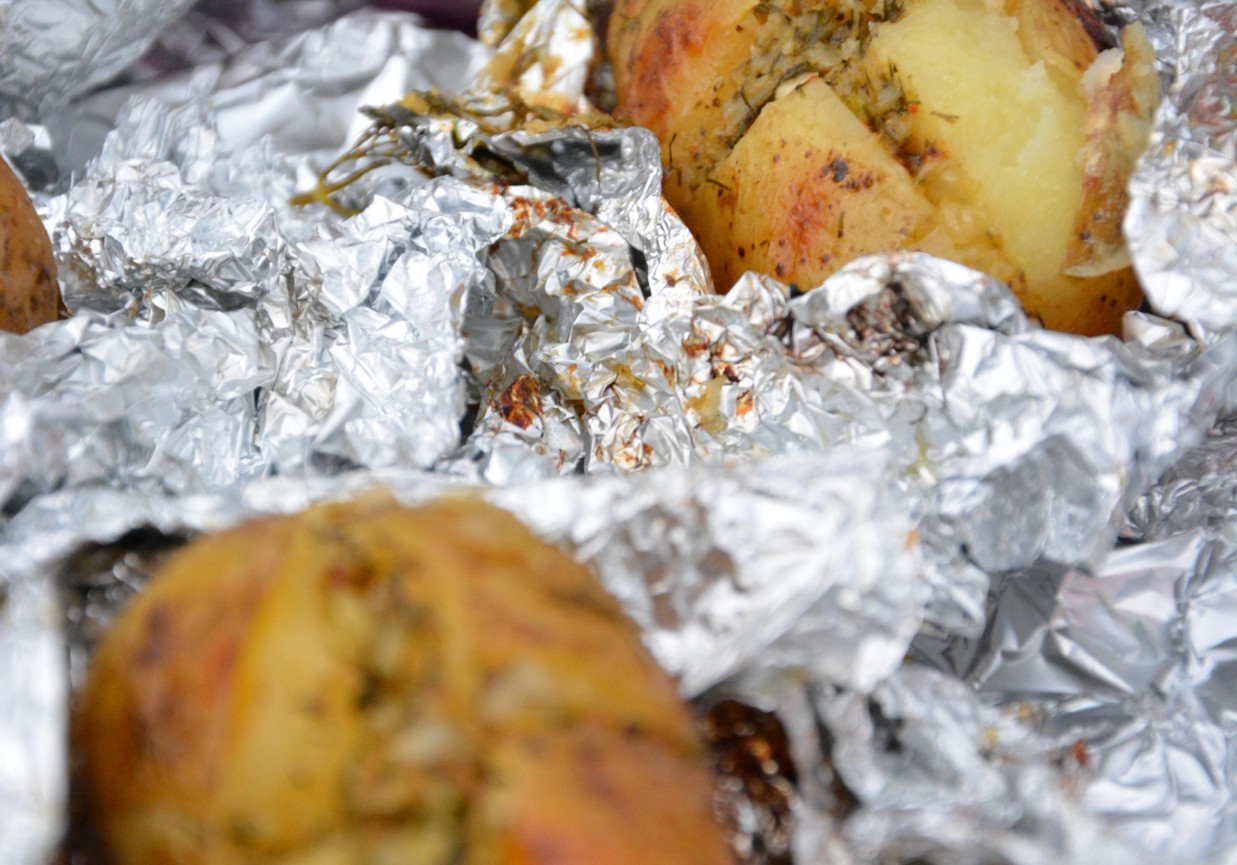 Grillowane ziemniaki z masłem cebulowo-ziołowym foto