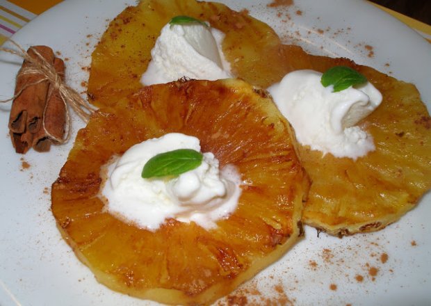 Fotografia przedstawiająca Grillowany ananas z cynamonem i lodami