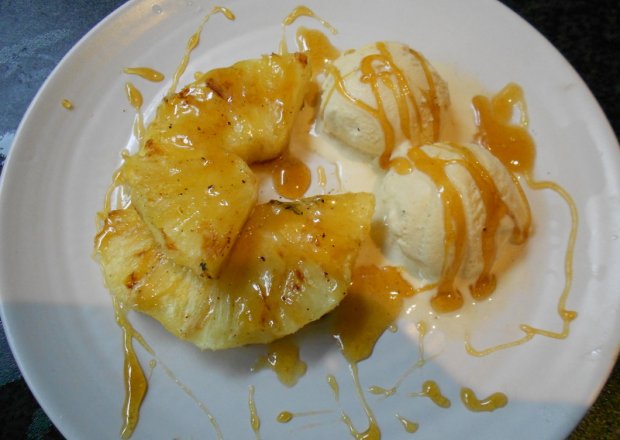 Fotografia przedstawiająca Grillowany ananas z sosem pomarańczowym