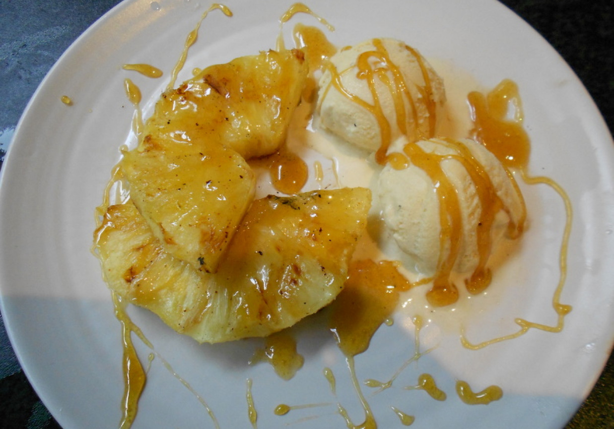 Grillowany ananas z sosem pomarańczowym foto