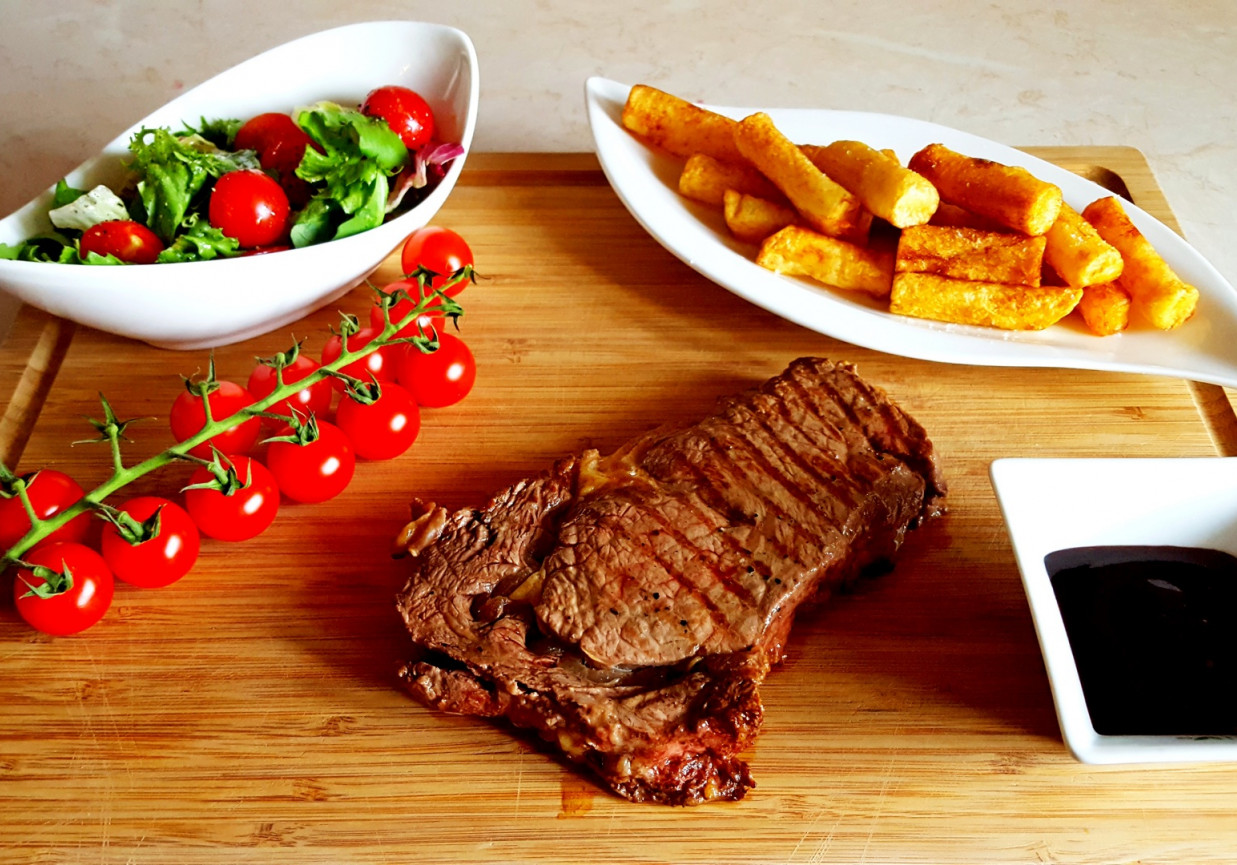 Grillowany antrykot wołowy z domowym sosem barbecue, frytkami i sałatką z sosem winegret foto