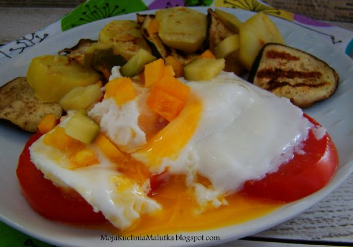 Grillowany bakłażan i ziemniaczki z jajkiem na pomidorze foto