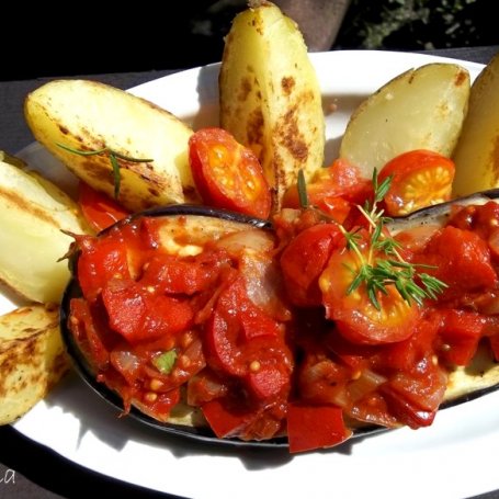 Krok 5 - grillowany bakłażan z sosem pomidorowo paprykowym (z pieczonymi ziemniakami) foto