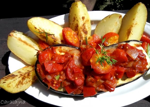 Fotografia przedstawiająca grillowany bakłażan z sosem pomidorowo paprykowym (z pieczonymi ziemniakami)