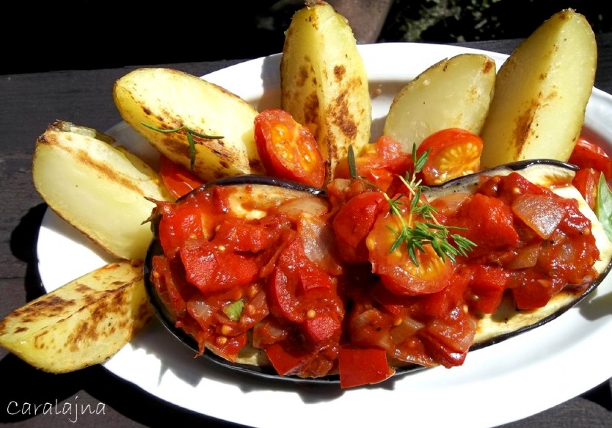grillowany bakłażan z sosem pomidorowo paprykowym (z pieczonymi ziemniakami) foto