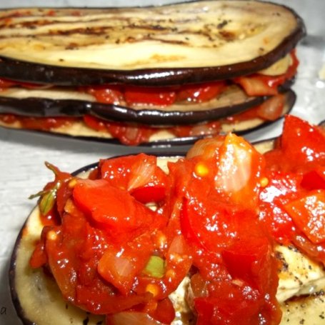 Krok 4 - grillowany bakłażan z sosem pomidorowo paprykowym (z pieczonymi ziemniakami) foto