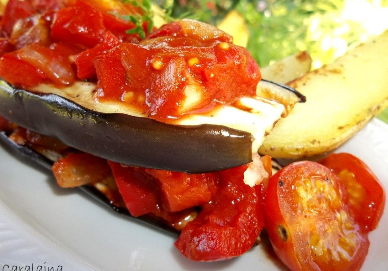grillowany bakłażan z sosem pomidorowo paprykowym (z pieczonymi ziemniakami) foto