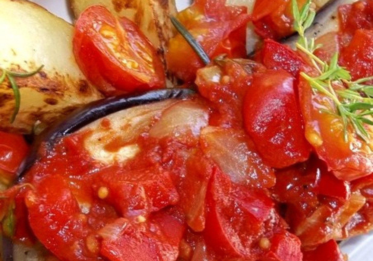 grillowany bakłażan z sosem pomidorowo paprykowym (z pieczonymi ziemniakami) foto