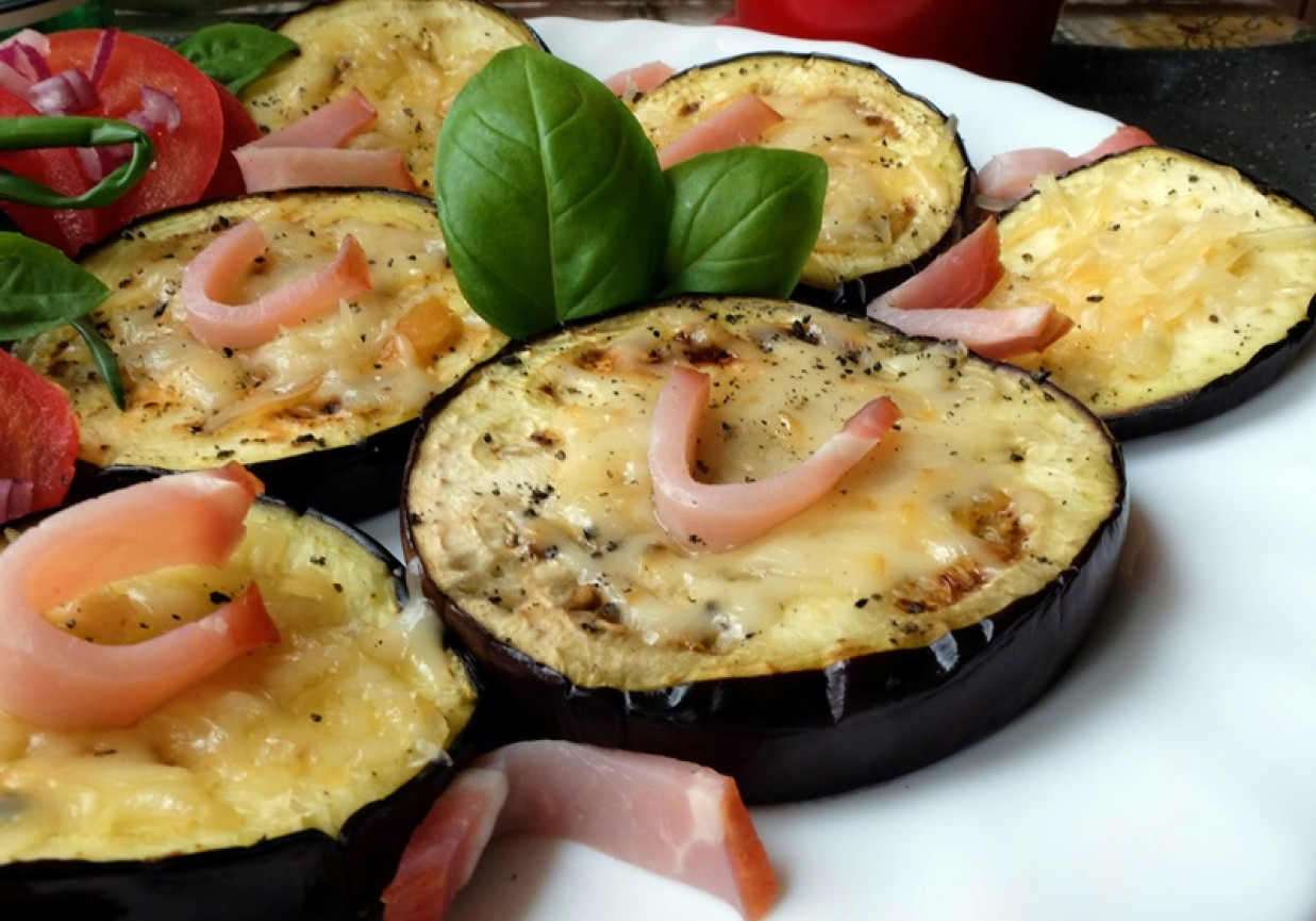 Grillowany bakłażan z wędzoną mozzarellą i pomidor z bazylią  foto