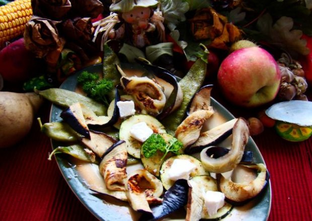 Fotografia przedstawiająca Grillowany bakłażan,cukinia i groszek z sosem czosnkowym i fetą