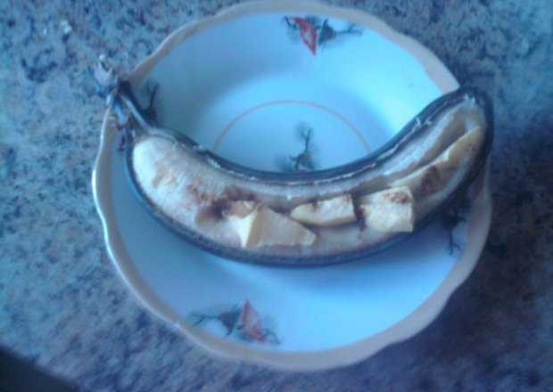 Fotografia przedstawiająca Grillowany banan z niespodzianką