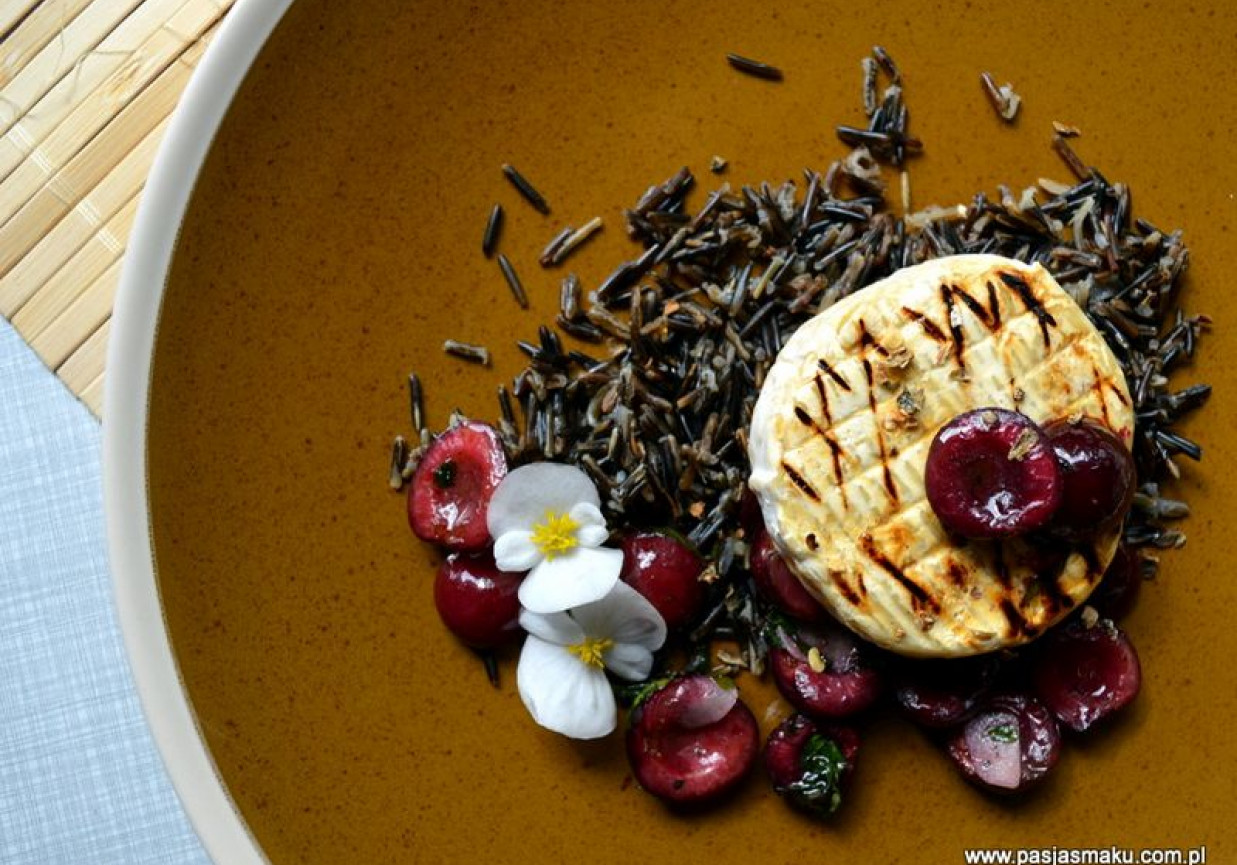 Grillowany Camembert, dziki ryż z kuminem i czereśnie z lubczykiem foto