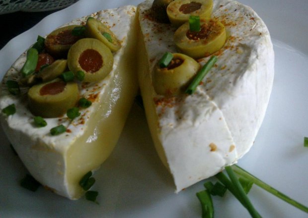 Fotografia przedstawiająca Grillowany camembert z oliwkami