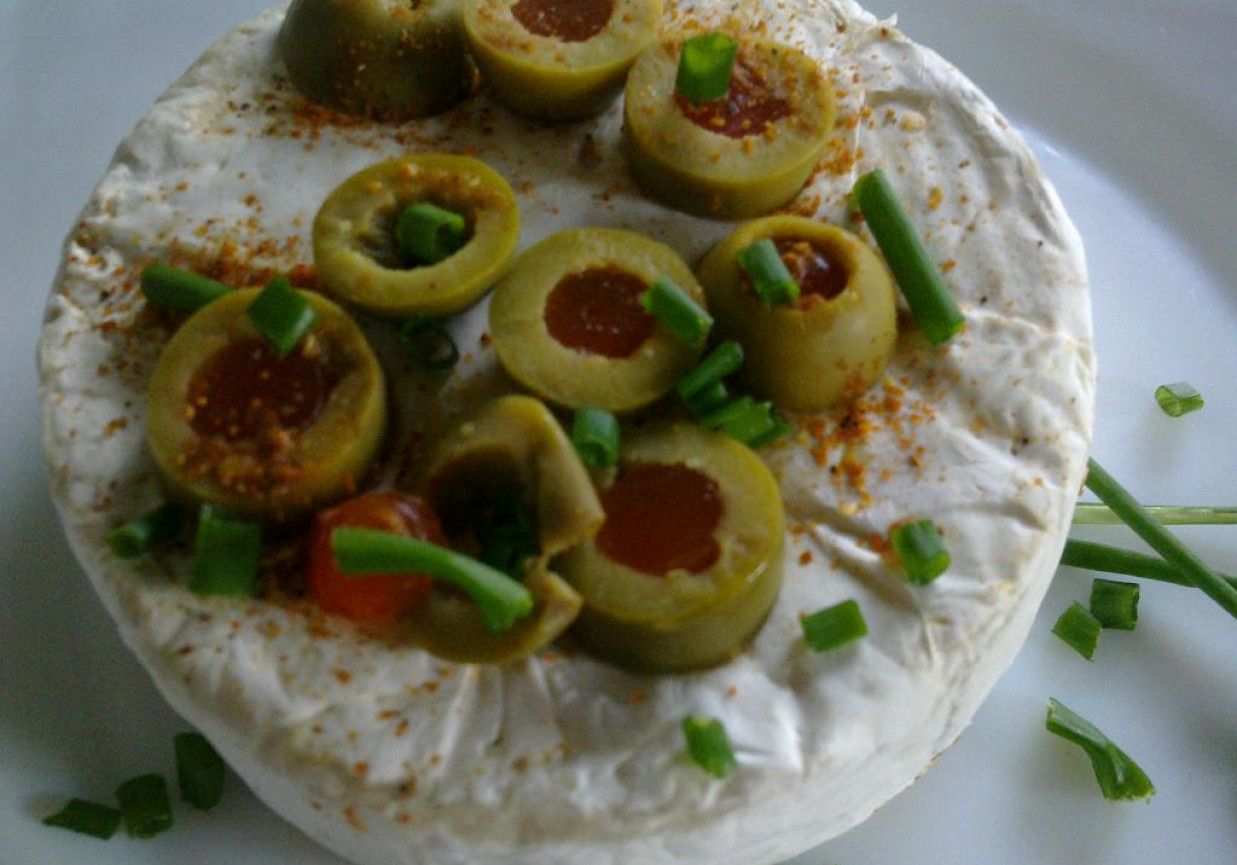 Grillowany camembert z oliwkami foto