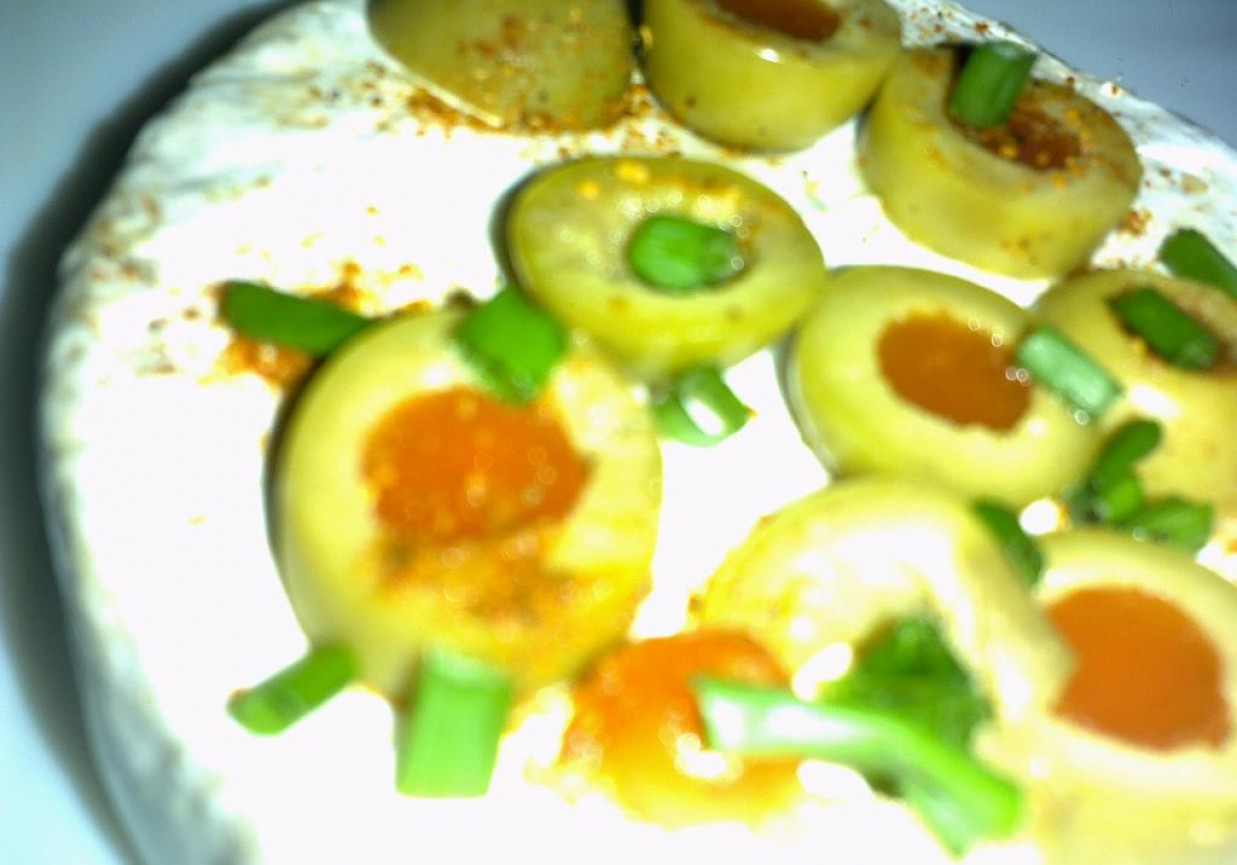 Grillowany camembert z oliwkami foto